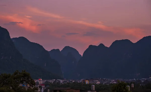 Yangshuo China Augustus 2019 Prachtig Indrukwekkend Karstberglandschap Yangshuo Bij Schemering — Stockfoto