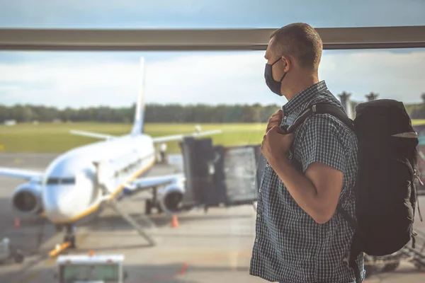 Man Van Middelbare Leeftijd Met Rugzak Met Beschermend Gezichtsmasker Staande — Stockfoto