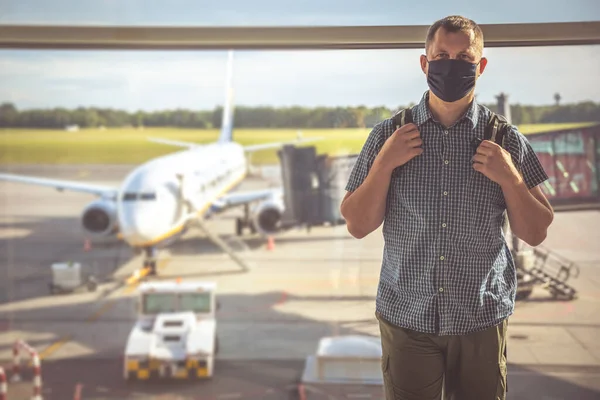 Mężczyzna Średnim Wieku Plecakiem Noszący Maskę Ochronną Stojący Przed Dużym — Zdjęcie stockowe
