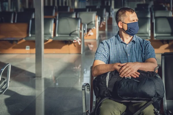 Homem Meia Idade Com Uma Mochila Vestindo Máscara Protetora Sentado — Fotografia de Stock