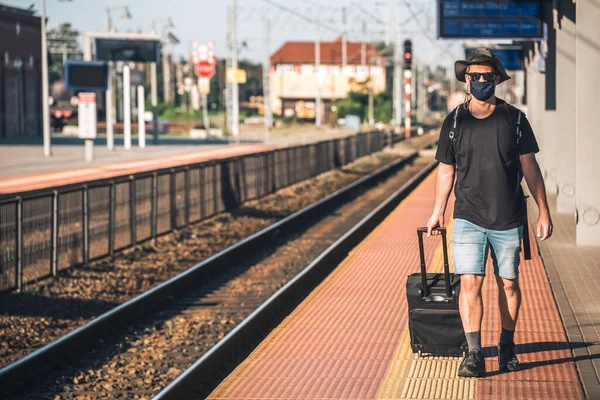 Maschio Mezza Età Indossando Maschera Protettiva Tirando Carrello Bagagli Ruote — Foto Stock