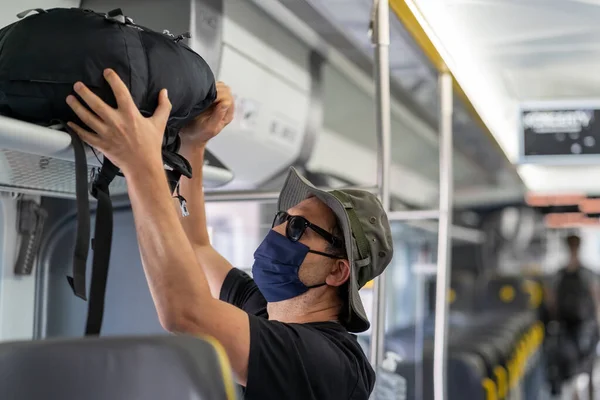 Homem Meia Idade Vestindo Máscara Protetora Colocando Sua Mochila Cima — Fotografia de Stock