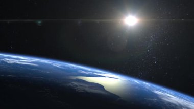 Dünyadan uzaya. Yıldızlar parıldıyor. Dünya üzerinde uçmak. Ufuk sağa dönük. 4 bin. Dünya yavaşça döner. Gerçekçi atmosfer. 3D Volumetrik Bulutlar. Güneş çerçevenin içinde..