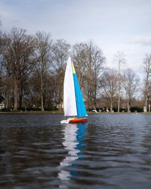 Oyuncak yelkenli gemi. Sakin sularda bir tekne.