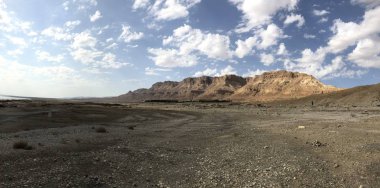 Ein Gedi, İsrail'de Ölü Deniz ve Judean Çölü Kayalıklarının Panoramik Görünümü.
