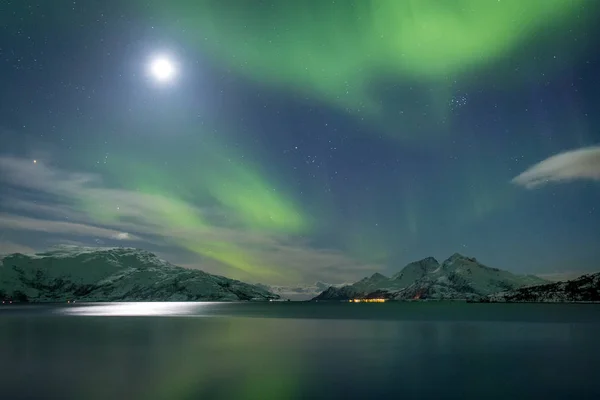 Kuzey Deniz fiyort yeşil aurora borealis ışıklar ve dolunay