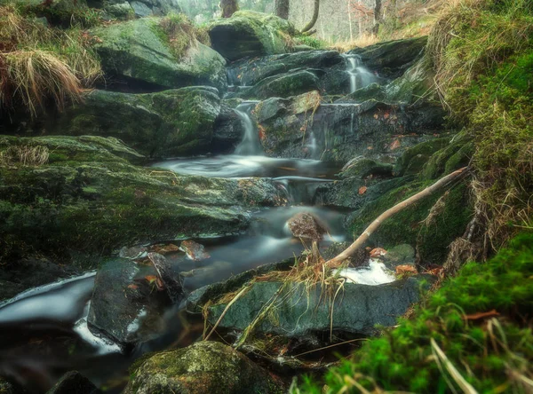 Gebirgsbach Kaskadenartig Die Felsen Hinunter Langzeitbelichtung Bringt Klima Die Szene — Stockfoto