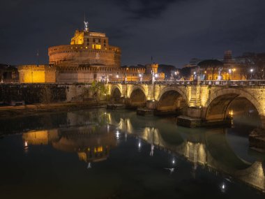 Castel Sant Angelo Tiber üzerinden köprü