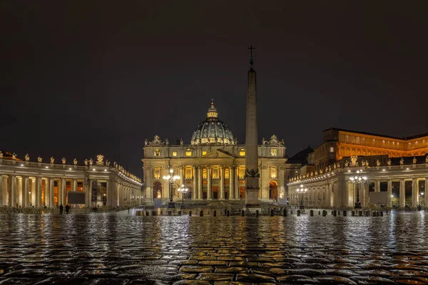 St Peter's Sqare yağmurlu gece