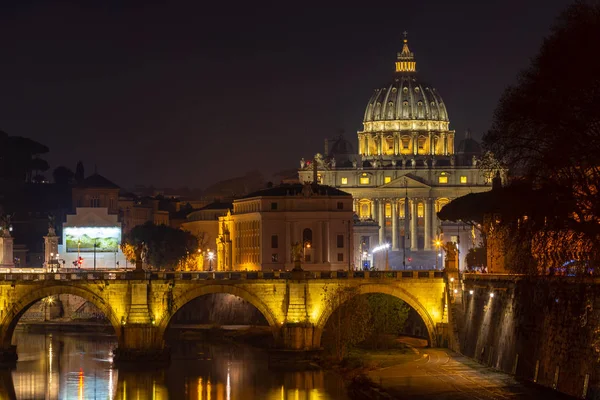 St Peter's Basilica Tiber köprüden gece görüş