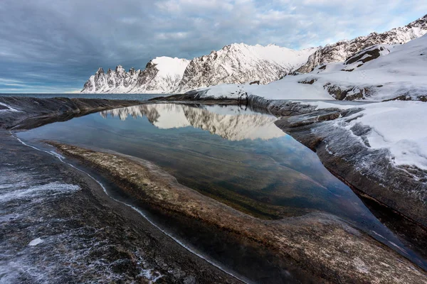 Snowy góry zakres Tungeneset odzwierciedlenie w brzegu stawu — Zdjęcie stockowe