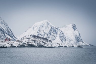 Senja uzak adada soğuk kış günü, Norveç