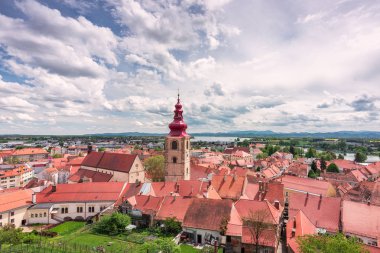 Ptuj, Slovenya - kale terasından eski şehir manzarası