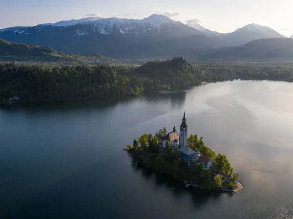 Morning view of Lake Bled with St Marys church on island, castle — Stock Photo, Image