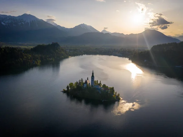 Gün doğumunda Bled Gölü havadan vie