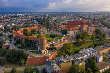 Wawel Şatosu Krakow 'da gün doğumunun ilk ışıklarıyla - hava manzarası