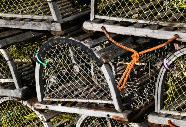 Klasik ıstakoz kapanları rustik, ahşap, yıpranmış ve solmuş. Maine 'de bir yığının içinde oturuyorlar.