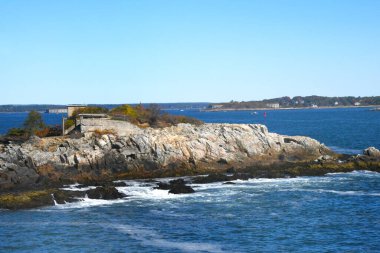 Fort Williams Park, Portland, Maine 'deki Battery Keyes harabeleri Elizabeth Burnu' na bakan bir tepede bulunuyor..