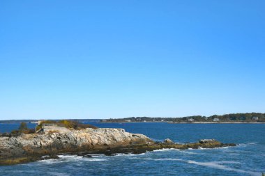 Fort Williams Park, Portland, Maine 'den eski Battery Keyes kalıntıları. Taş kalıntıları, Elizabeth Burnu 'nun kayalık çıkıntılarında otururken görülebilir..
