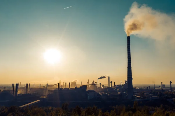 Paisaje industrial con fuerte contaminación — Foto de Stock