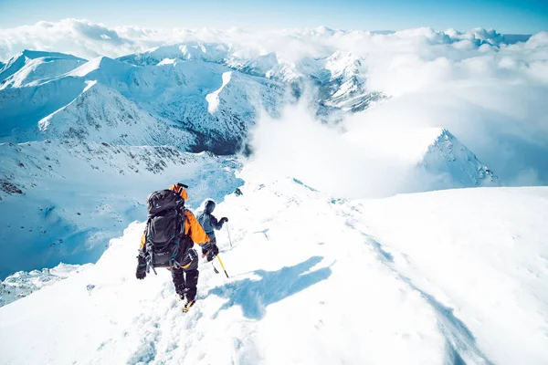 一群登山者在冬天下山 — 图库照片