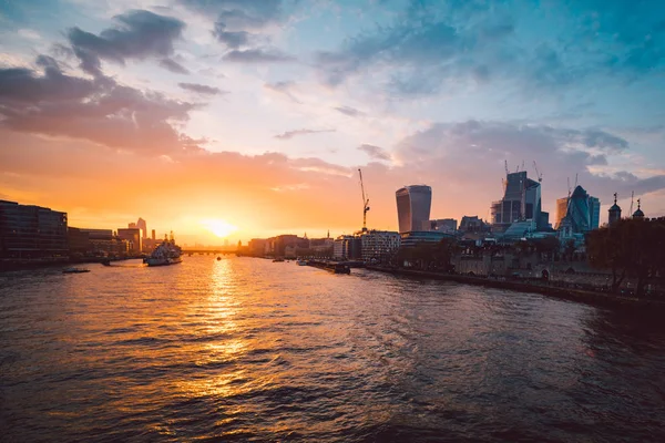 Pôr do sol incrível sobre o rio Tâmisa em Londres — Fotografia de Stock