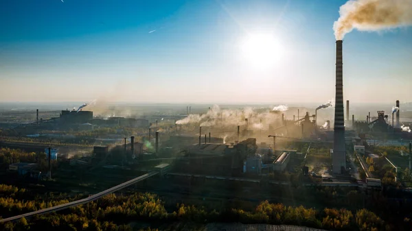 Paesaggio industriale con forte inquinamento — Foto Stock