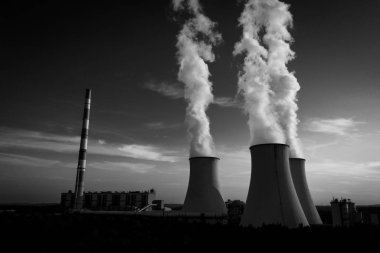 Beyaz duman içinde baca ile bir elektrik santrali