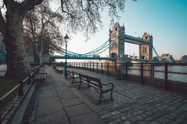 Bulwar nad rzeką Thames — Zdjęcie stockowe