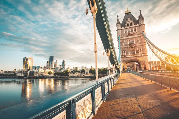 Spektakulární Tower Bridge v Londýně při západu slunce — Stock fotografie