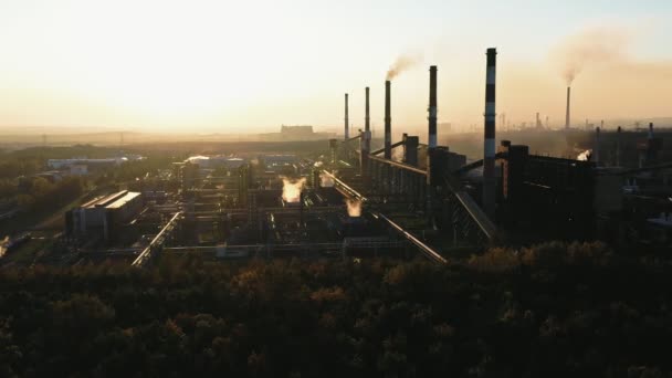 Paesaggio industriale con forte inquinamento — Video Stock