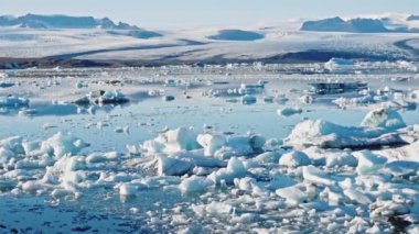 Yüzer icebergs ile muhteşem buzul gölünde İzlanda