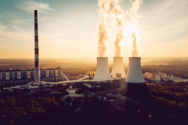 Beyaz duman içinde baca ile bir elektrik santrali