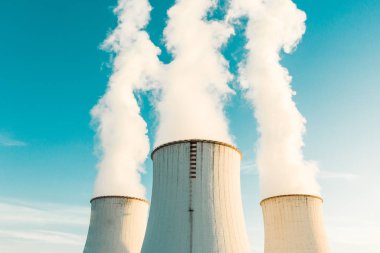 Beyaz duman içinde baca ile bir elektrik santrali
