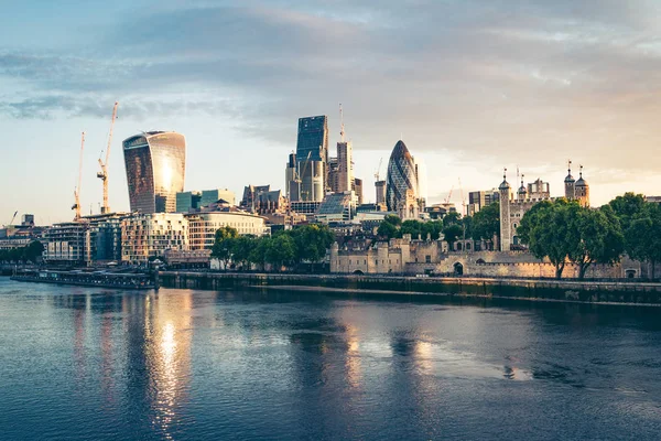 Orillas del río Támesis en Londres —  Fotos de Stock