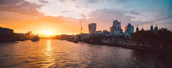 Úžasný západ slunce nad řekou Temží v Londýně — Stock fotografie