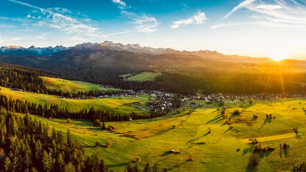 Pôr-do-sol épico sobre montanhas Tatra na Polónia — Fotografia de Stock