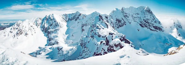 冬季雪山的壮观景观 — 图库照片