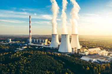 Beyaz duman içinde baca ile bir elektrik santrali