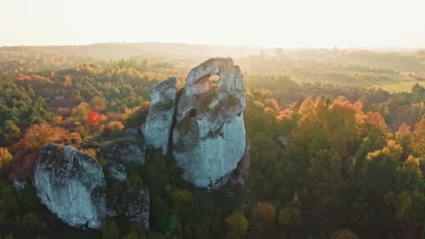 Rock único Okiennik na Polônia — Vídeo de Stock