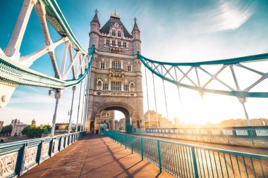 Muhteşem Tower Bridge Londra gün batımında
