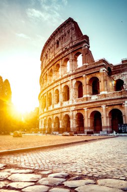 Gün batımında Roma'da antik Colosseum