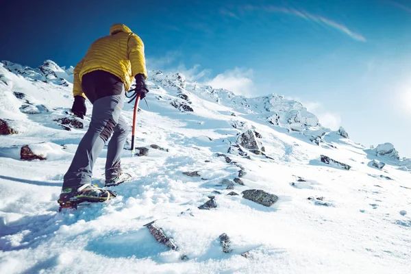 Um alpinista no inverno — Fotografia de Stock