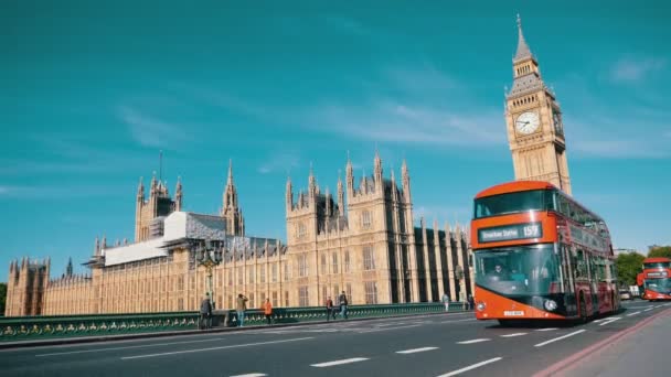 LONDRES, Reino Unido - 19 de maio de 2017: Tráfego na Ponte Westminster com Casas do Parlamento e Big Ben em segundo plano — Vídeo de Stock