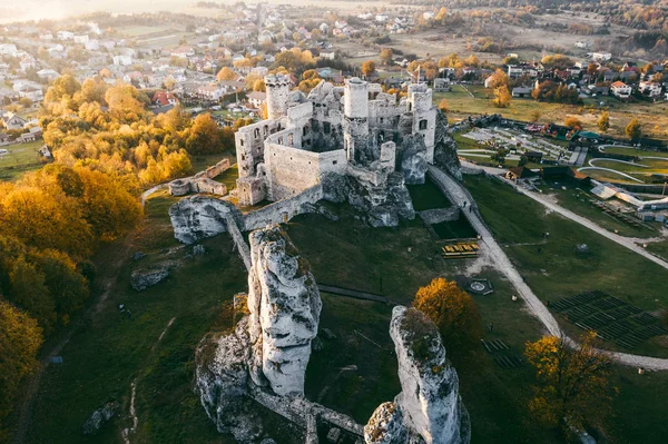 Rovine del castello medievale situato a Ogrodzieniec, Polonia — Foto Stock