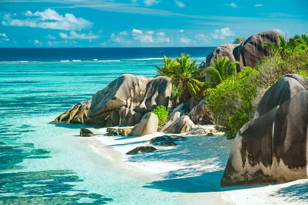 Paradiesische Insel auf den Seychellen — Stockfoto