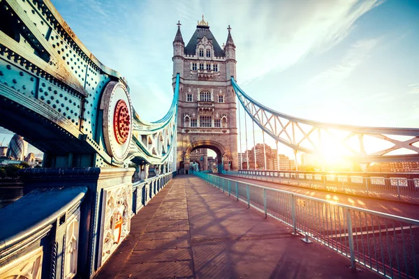 Espectacular Tower Bridge en Londres al atardecer — Foto de Stock