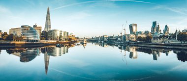 Londra'da Thames Nehri kıyısında