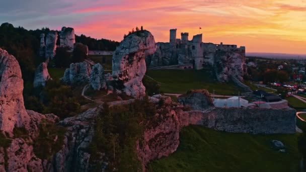 Medieval castle ruins located in Ogrodzieniec, Poland — Stock Video