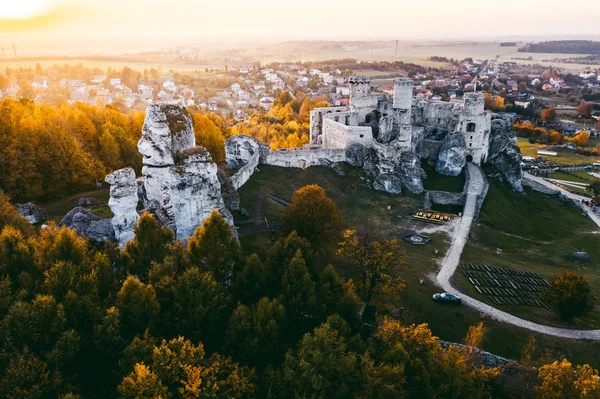 Средневековые руины замка, расположенные в Ogrodzieniec, Польша — стоковое фото